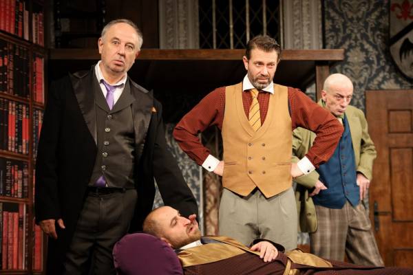 ПИЕСАТА, КОЯТО СЕ ОБЪРКА